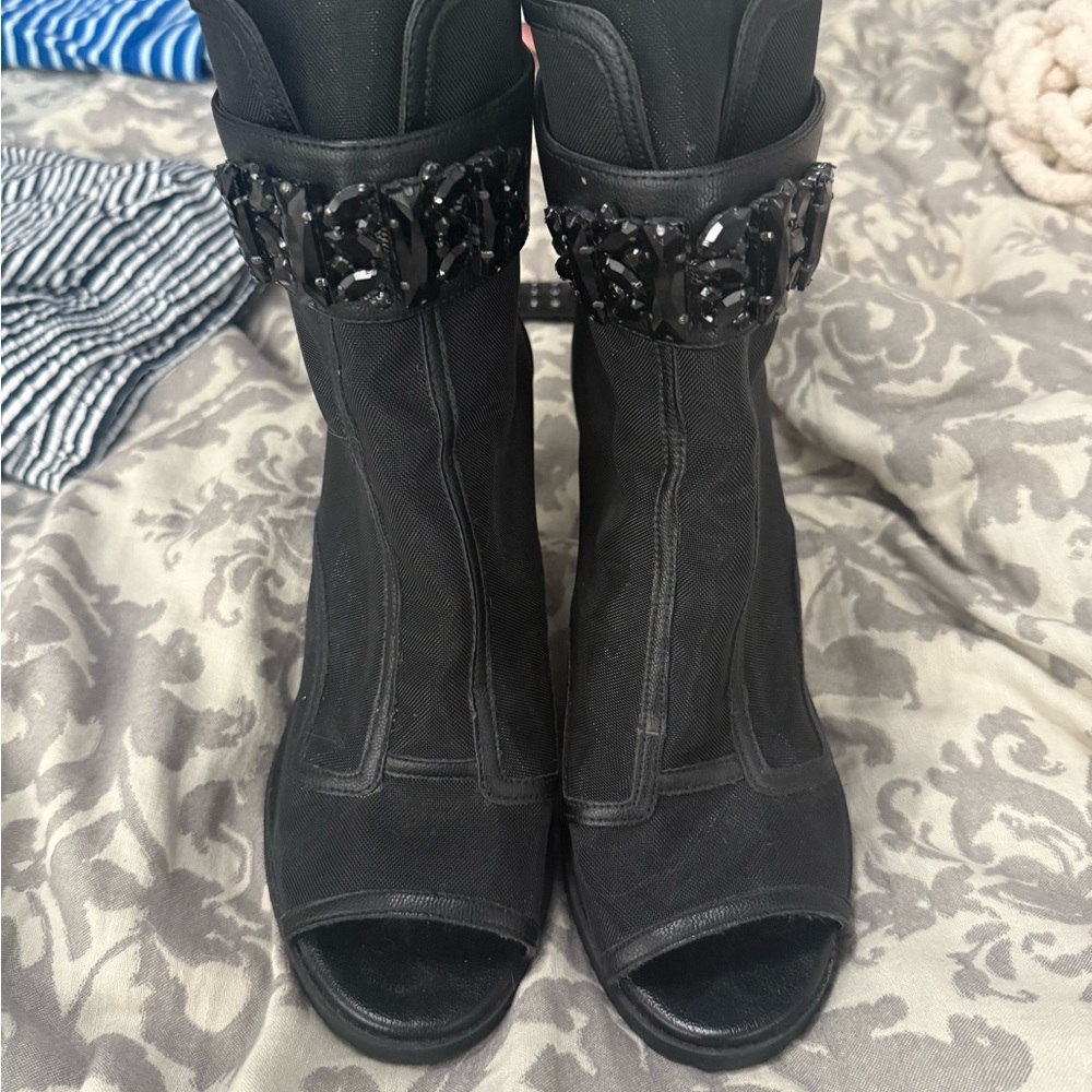 KARL LAGERFELD
PARIS
Blayze Peep Toe
Bootie (Women)